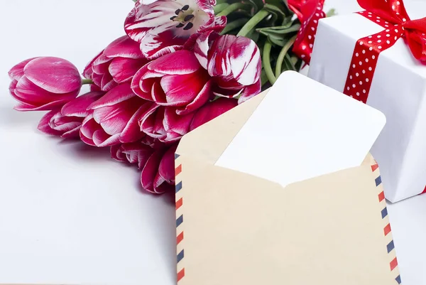 핑크 튤립 및 카드와 함께 선물 꽃다발. — 스톡 사진