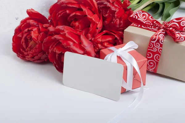 빨간 튤립 및 선물 꽃다발. — 스톡 사진