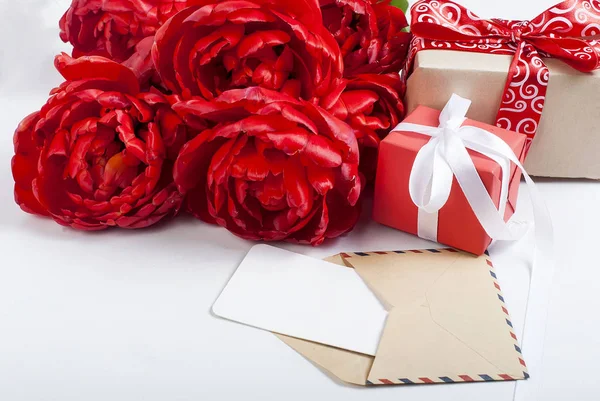 빨간 튤립 및 선물 꽃다발. — 스톡 사진