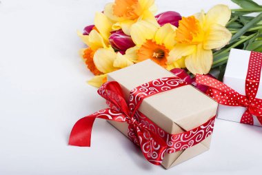 Buket nergis ve siyah arka plan üzerine hediye