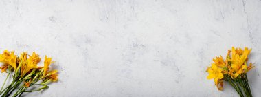 Beton beyaz zemin üzerine Sarı Lilyum buketi