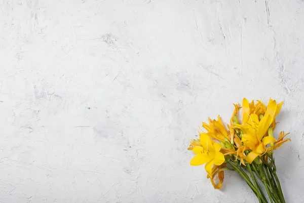 Bouquet of Yellow lilies on concrete white background — Stock Photo, Image