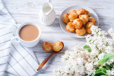 Kahve ve beyaz zemin üzerine eklerleri