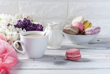 Kahve ve macaruns beyaz bir arka plan üzerinde