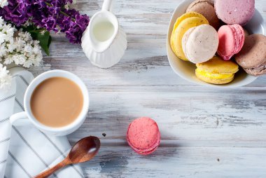 Kahve ve macaruns beyaz bir arka plan üzerinde