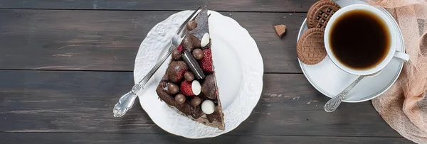 Sepotong kue coklat di piring dan secangkir kopi — Stok Foto