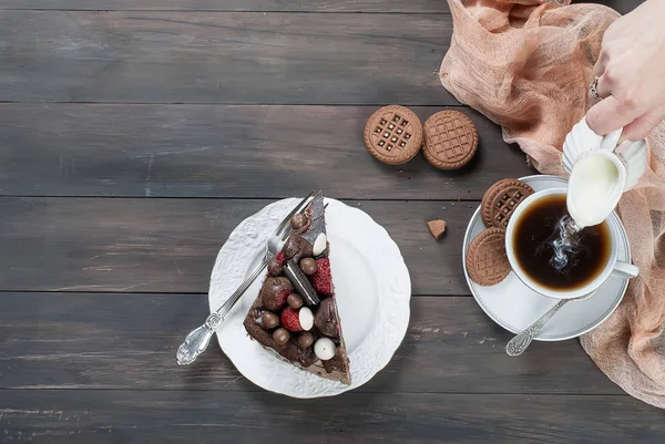 Bir tabak ve kahve bir fincan çikolatalı kek parçası — Stok fotoğraf