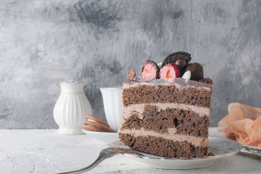 Bir tabak ve kahve bir fincan çikolatalı kek parçası