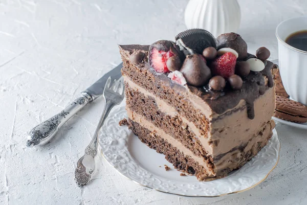 Pedaço de bolo de chocolate em um prato e uma xícara de café — Fotografia de Stock