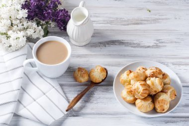 Kahve ve beyaz zemin üzerine eklerleri