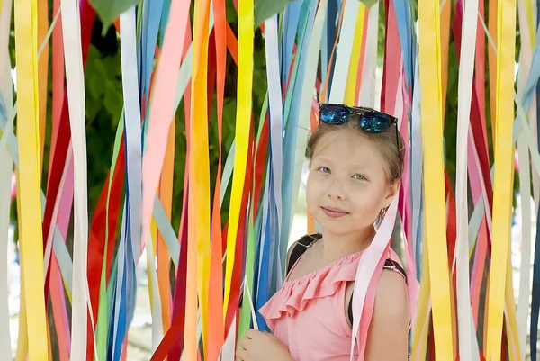 Девушка на фоне разноцветных лент — стоковое фото