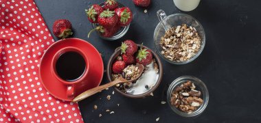 Kahvaltı granola, bir fincan kahve