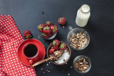 Kahvaltı granola, bir fincan kahve