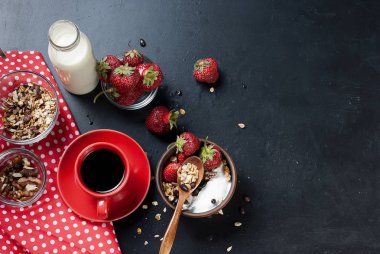 Kahvaltı granola, bir fincan kahve