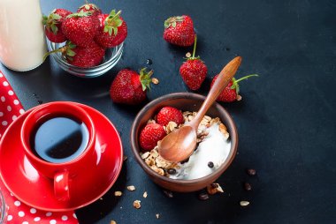 Kahvaltı granola, bir fincan kahve