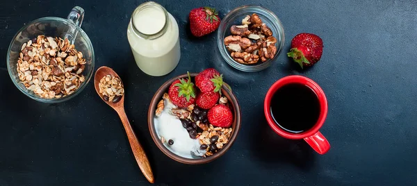 Petit déjeuner granola, une tasse de café — Photo