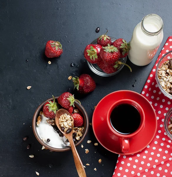 Kahvaltı granola, bir fincan kahve