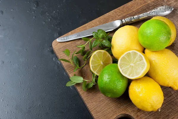 Zitronen und Limetten mit Minze — Stockfoto