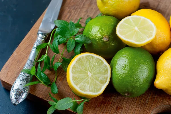 Zitronen und Limetten mit Minze — Stockfoto
