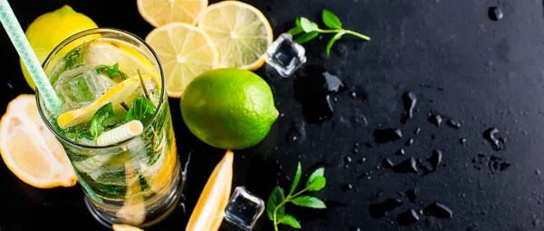 Mojito cocktail Hardwood citroner, lime och mynta — Stockfoto