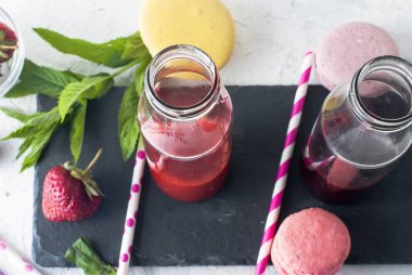 Canlandırıcı çilek ve yaban mersini smoothies