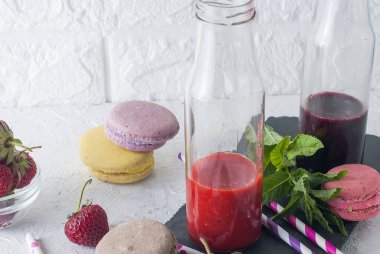 Canlandırıcı çilek ve yaban mersini smoothies
