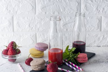 Canlandırıcı çilek ve yaban mersini smoothies