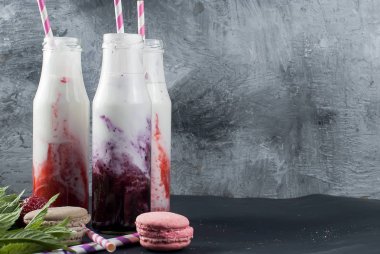 Çilek ve yaban mersini smoothies yenileniyor. Bir çerçeve içinde hareket