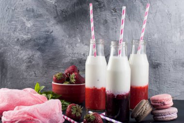Canlandırıcı çilek ve yaban mersini smoothies