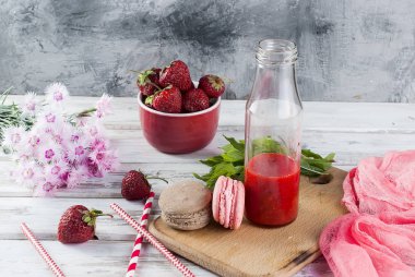 Canlandırıcı çilek ve yaban mersini smoothies