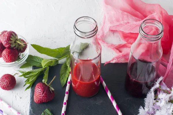 Verfrissende aardbeien en bosbessen smoothies — Stockfoto