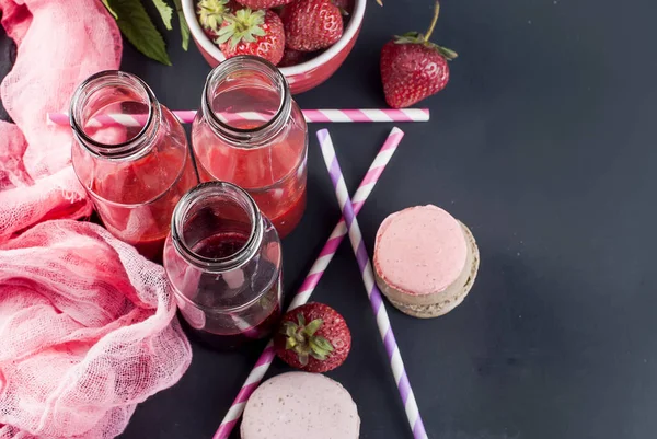 Canlandırıcı çilek ve yaban mersini smoothies