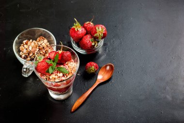 Sağlıklı kahvaltı. Granola çilek, tatlım, fındık ile, 