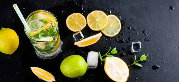 Mojito cocktail Hardwood citroner, lime och mynta — Stockfoto