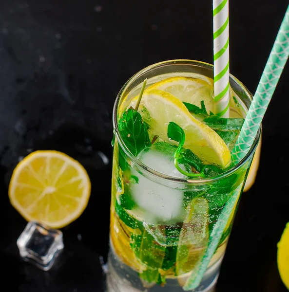 Мохито коктейль остроумие лимоны, лаймы и мята — стоковое фото