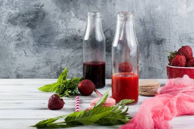 Canlandırıcı çilek ve yaban mersini smoothies