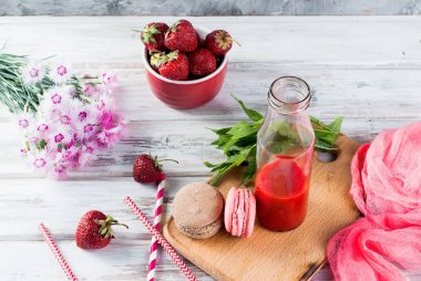 Canlandırıcı çilek ve yaban mersini smoothies