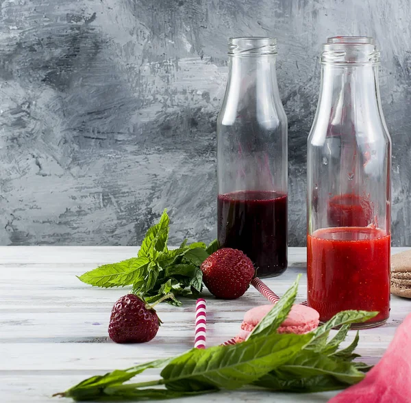 Uppfriskande jordgubb och blåbär smoothies — Stockfoto