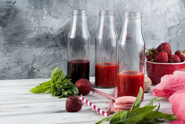 Uppfriskande jordgubb och blåbär smoothies — Stockfoto