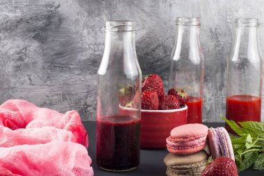 Canlandırıcı çilek ve yaban mersini smoothies