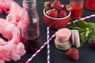 Canlandırıcı çilek ve yaban mersini smoothies