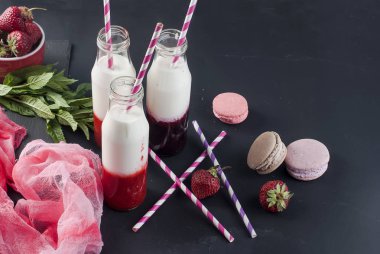 Çilek ve yaban mersini smoothies yenileniyor. Bir çerçeve içinde hareket