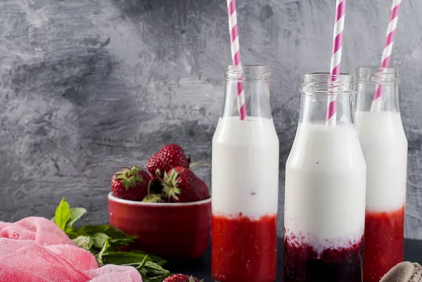 Uppfriskande smoothies jordgubb och blåbär. Rörelse i en ram — Stockfoto