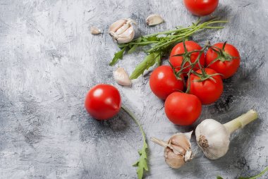 Olgun Kiraz domates, roka, sarımsak ve baharat