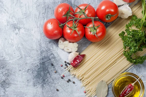 Kirschtomaten auf einem Zweig, Spaghetti, Öl, Petersilie und Gewürz — Stockfoto