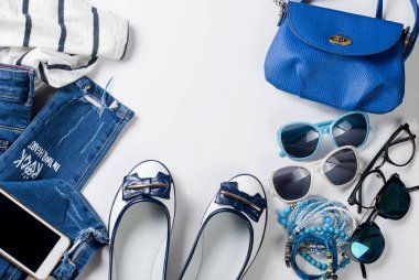 Kadınsı düz yatıyordu kümesi deniz tarzda giydirin