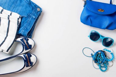 Kadınsı düz yatıyordu kümesi deniz tarzda giydirin