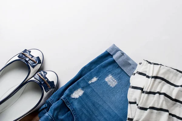 Flat lay conjunto de roupa feminina em estilo marinho — Fotografia de Stock