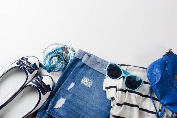 Kadınsı düz yatıyordu kümesi deniz tarzda giydirin