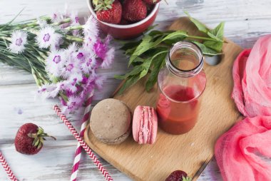 Canlandırıcı çilek ve yaban mersini smoothies